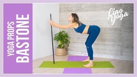 Pratica yoga con spada e bastone