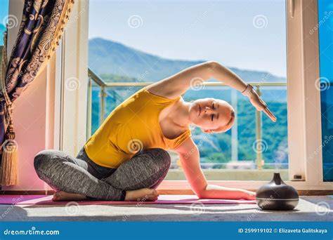 Persona pratica yoga in casa durante lockdown