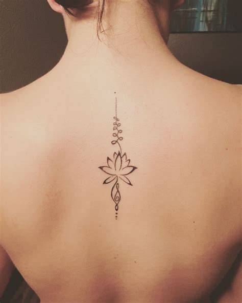 Unalome con fiore di loto sulle costole