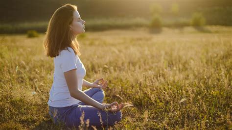 persona in meditazione consapevole