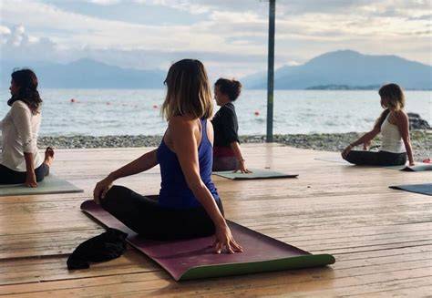 Lezione yoga terrazza vista Gange