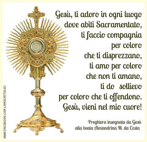 Persona in preghiera davanti al Santissimo