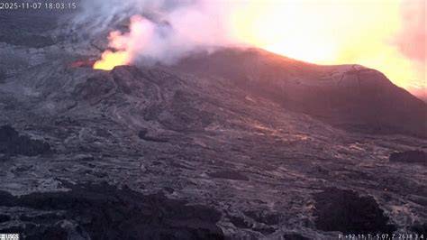 bagliore della lava al tramonto alle Hawaii
