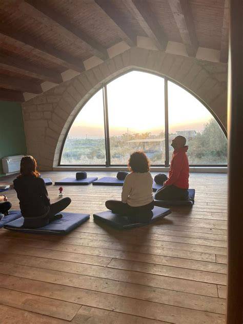 Gruppo di meditazione collettiva in sala