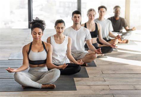 Gruppo in meditazione mindfulness