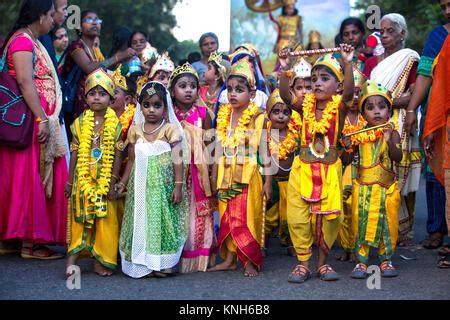 Bambini vestiti da Krishna e Radha