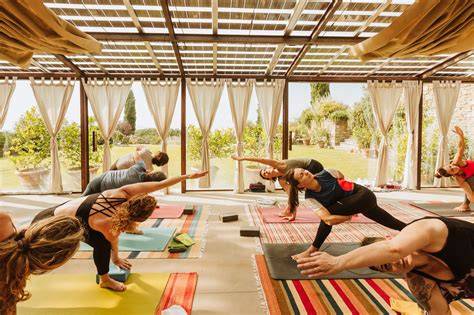 Ashtanga yoga pratica all’aperto nel parco