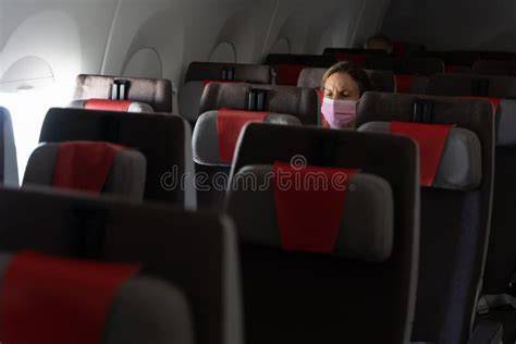 Persona che medita sul sedile dell’aereo
