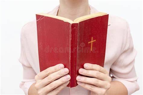 Giovane in preghiera con Bibbia
