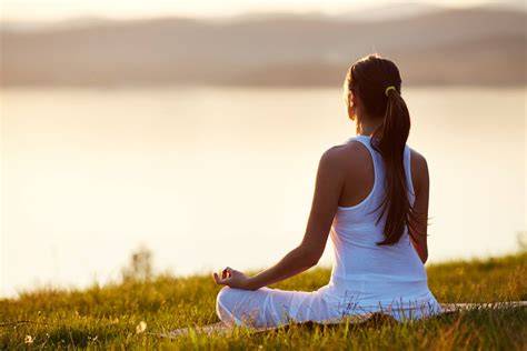 Persona in meditazione con qualità interiori