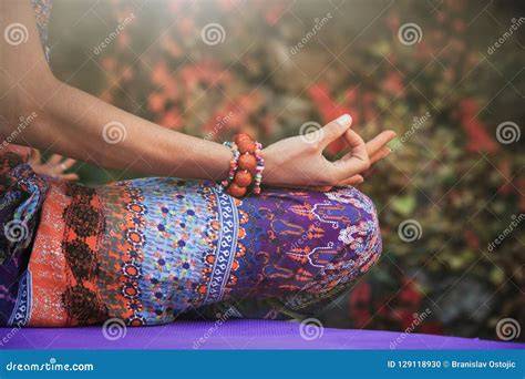 Mani in mudra durante meditazione yoga