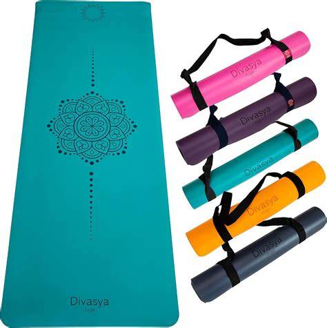 Libri di yoga accanto a tappetino