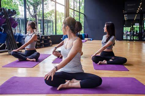 Lezione di yoga in studio naturale