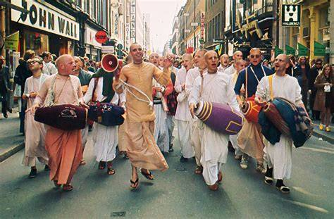 Persona che canta mantra Hare Krishna