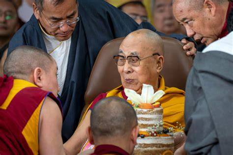 Dalai Lama in meditazione con cuffie