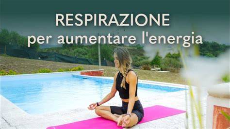 Persona in posizione yoga durante respirazione consapevole