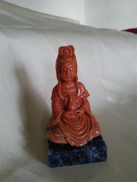 Statuina Buddha in corallo su altare