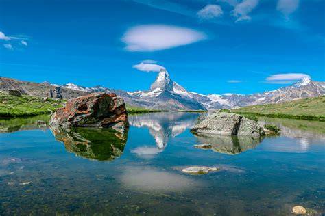 meditazione davanti a lago alpino