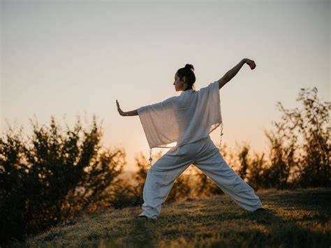 Persona pratica Tai Chi in ambiente tranquillo