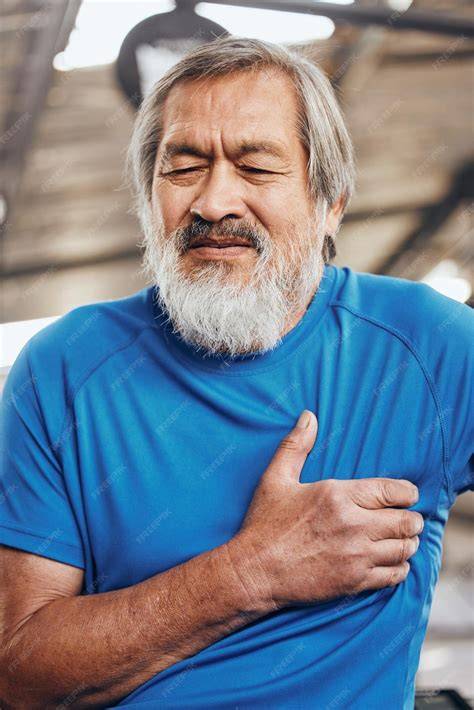 Persona in meditazione con mano sul cuore