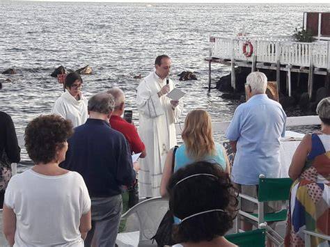 Gruppo in preghiera davanti al mare