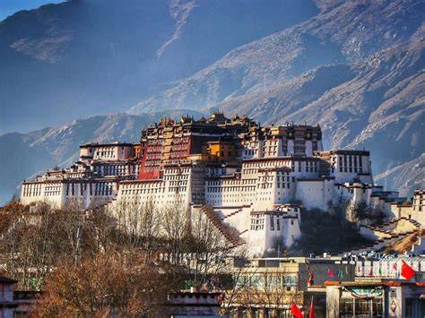 Palazzo Potala e montagne tibetane