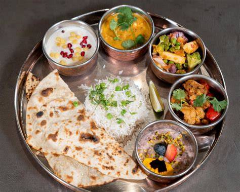 Thali indiano con spezie e verdure