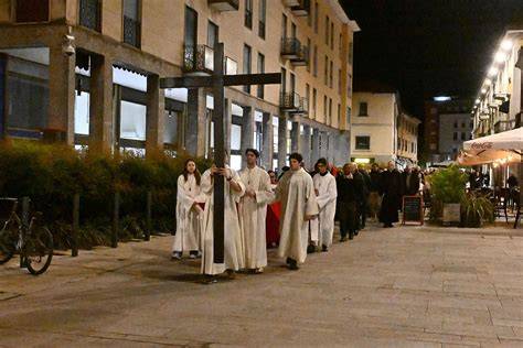 Preghiera silenziosa nella città affollata