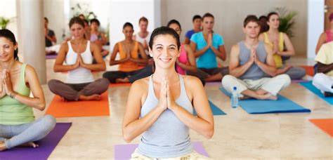 Persona in meditazione durante lezione yoga
