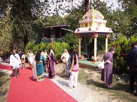 Strada per Ashram Gitananda Altare