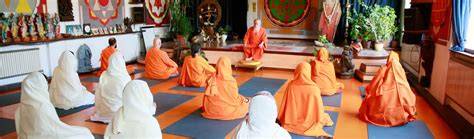 Monaci meditazione Gitananda Ashram