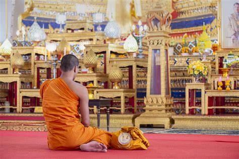 Monaco thailandese medita nel tempio